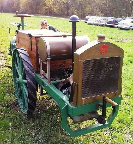 Motorový pluh Praga X 10HP z roku 1919.
