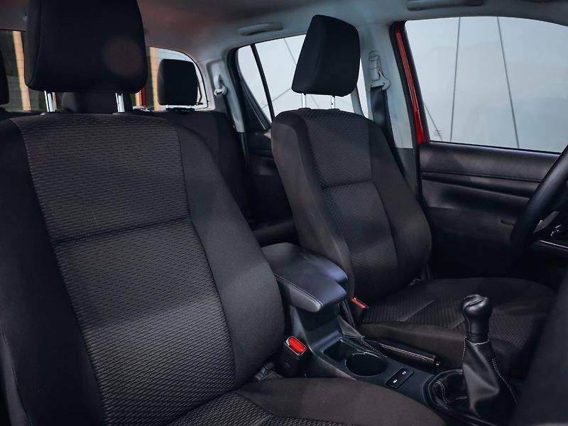 Toyota Hilux 2.4 D-4D Double Cab 4x4 Live - fotka 28 z 30