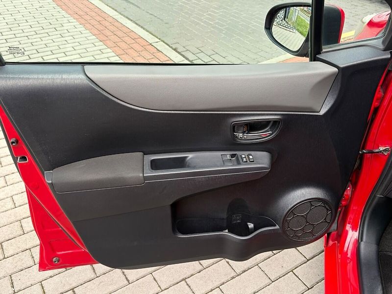 Toyota Yaris 1.3 Style VIP senso smart - fotka 5 z 14
