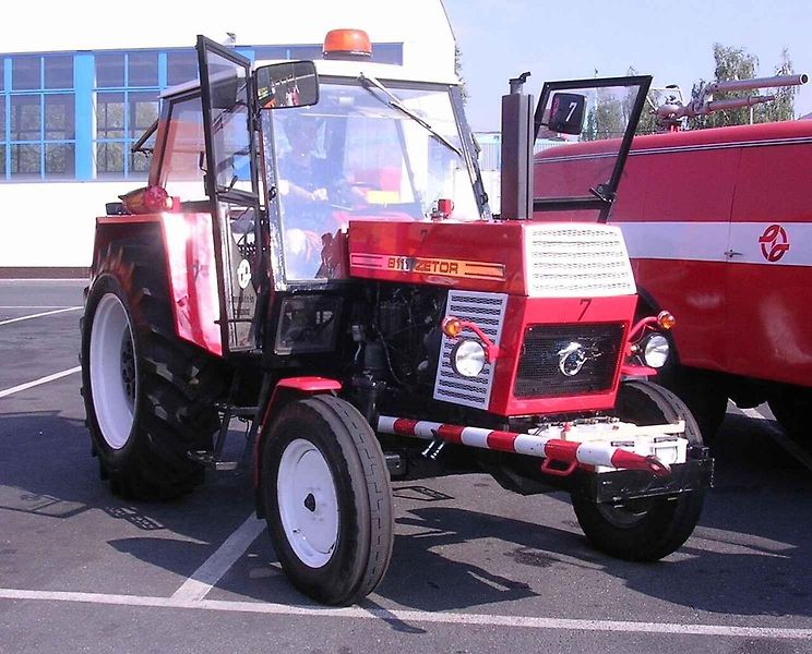 Český výrobce Zetor slaví 80 let od doby, co z montážní linky sjel první traktor. Na snímku je pohled na výrobní linku Zetoru.