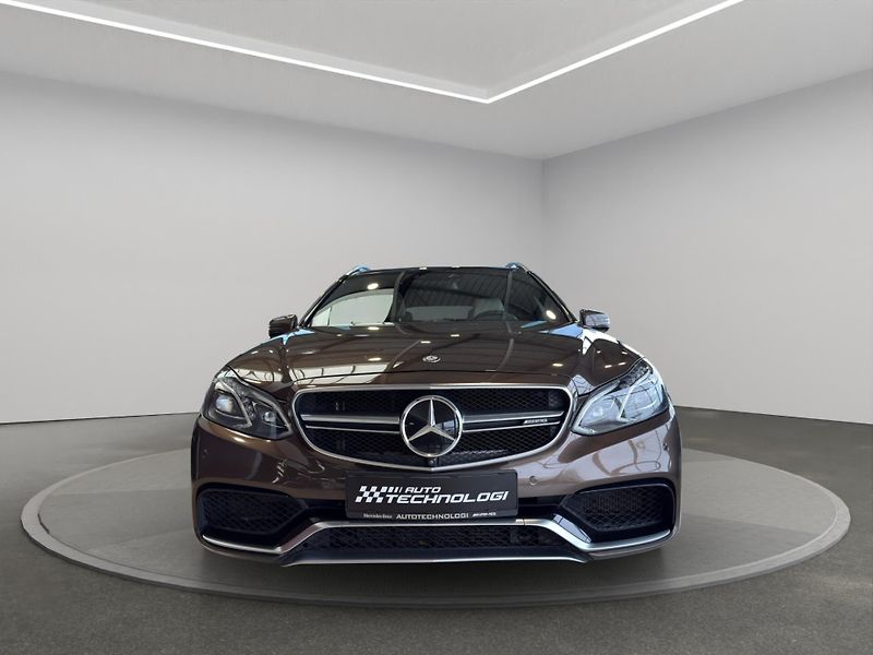 Mercedes-Benz Třídy E (2015) Mercedes-AMG E 63 S 4MATIC kom - fotka 2 z 21
