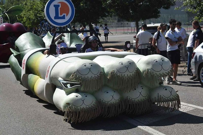 I v letošní Tour de France hrají kromě závodníků velkou roli auta značky Škoda.