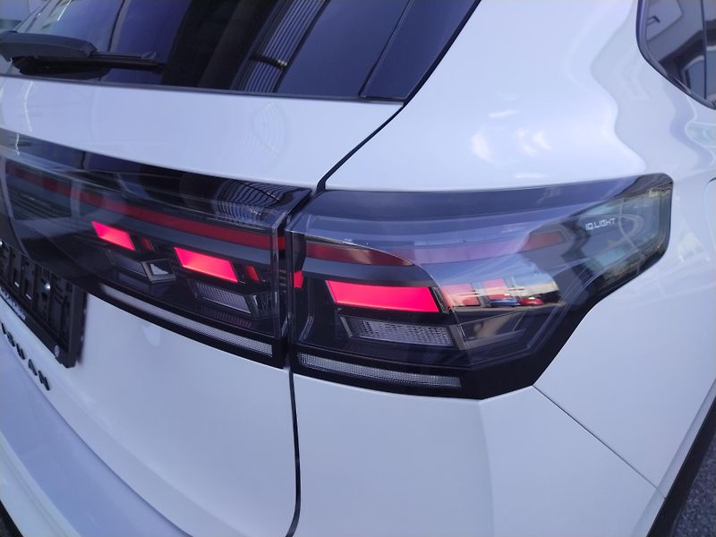 Volkswagen Tiguan R-Line 2,0 TSI 150 kW 4MOT - fotka 23 z 27