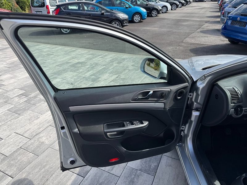 Škoda Octavia (2011) Elegance 2.0 TDI 4x4 103kW - fotka 9 z 36