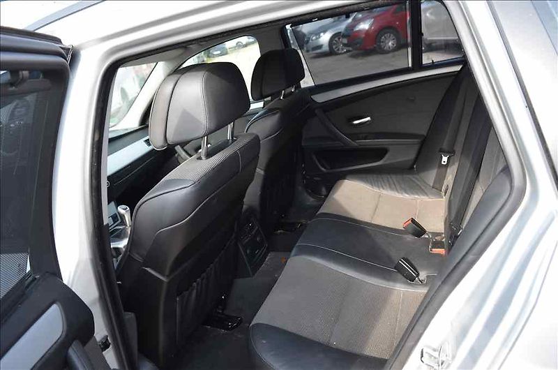 BMW Řada 5 (2008) 560 TOURING - fotka 12 z 33