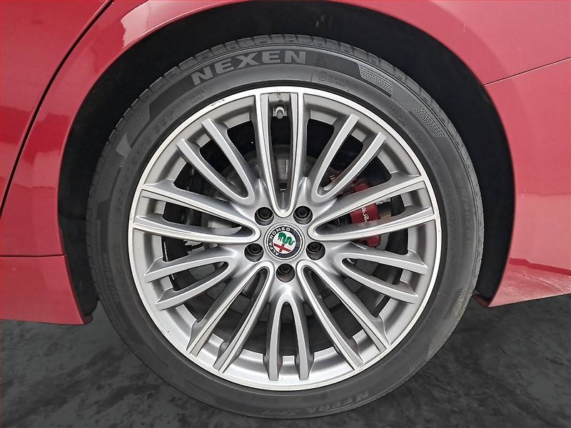Alfa Romeo Giulia (2017) 2.0 Turbo - fotka 15 z 17