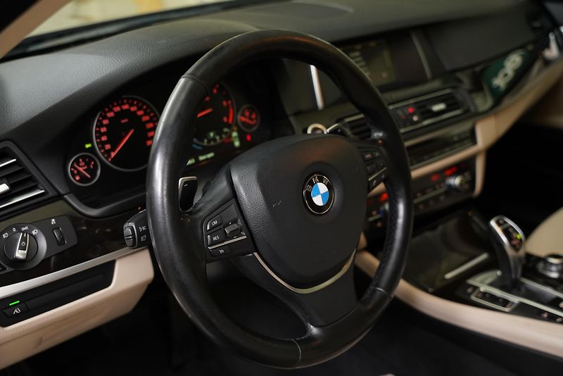 BMW Řada 5 - fotka 14 z 25