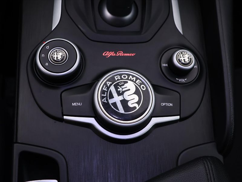 Alfa Romeo Giulia 2,1 JTD 110kW Aut. Navi Xenon - fotka 25 z 33