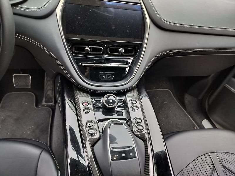 Aston Martin DBX 707 23