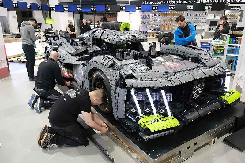 Instalace modelu stavebnice Peugeot Le Mans za účasti designera společnosti Lego.