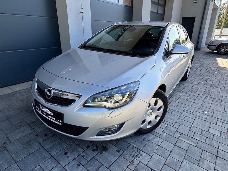 Opel Astra (2010) 1.6 16V Automat - fotka 2 z 36
