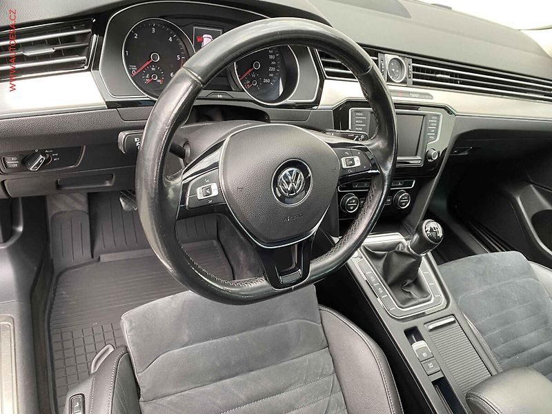 Volkswagen Passat (2016) 2.0 TDi, LED, panorama - fotka 14 z 17