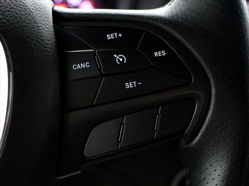 Dodge Challenger 5,7 V8 HEMI 277KW Aut.klima - fotka 19 z 31