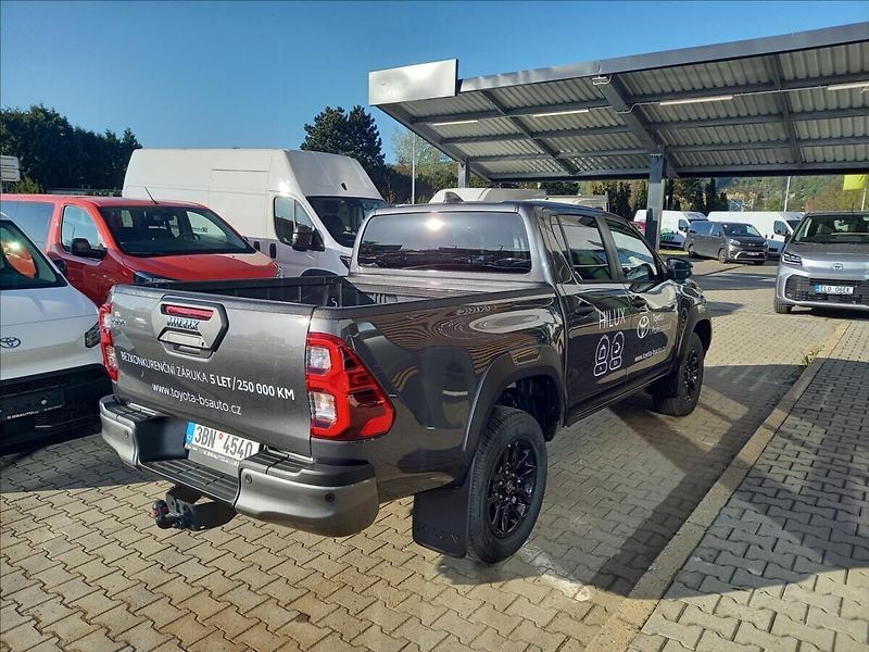 Toyota Hilux 2,8 Invincible  Double Cab - fotka 4 z 13