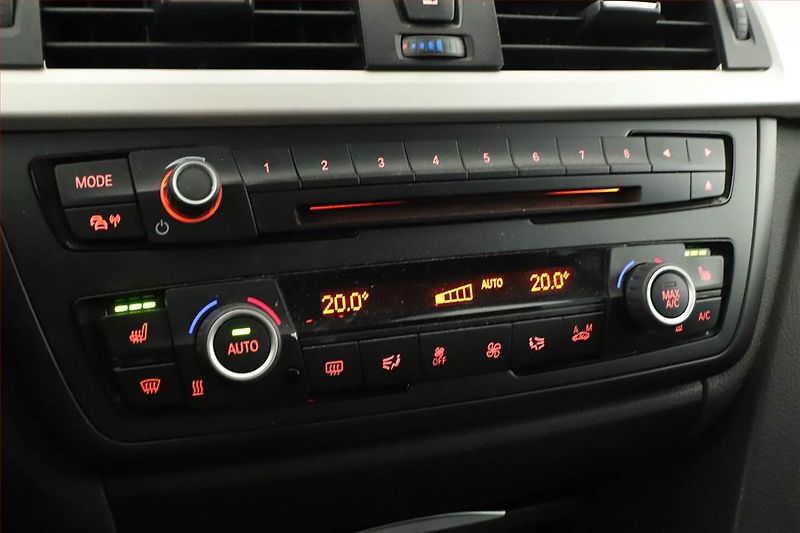 BMW Řada 3 (2014) 320 d xDrive, 4X4, Automat - fotka 15 z 17