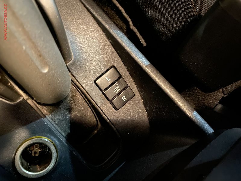 Toyota Auris (2009) 1.6 i, ČR - fotka 13 z 18