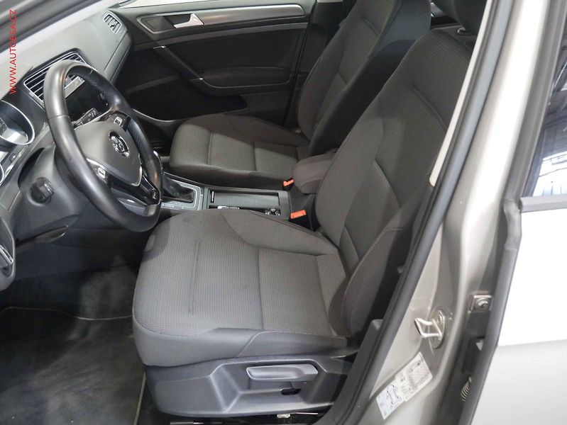 Volkswagen Golf (2018) 1.0 TSi Variant, DSG - fotka 9 z 16
