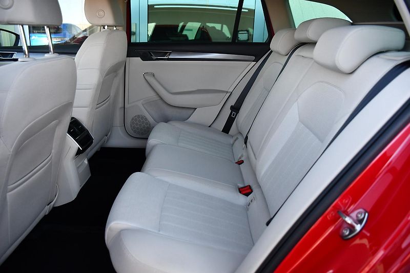 Škoda Superb 2.0TDi147kW STYL DSG 4X4 ČR 1M - fotka 19 z 42