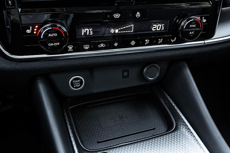Nissan Qashqai 1,3 DIG-T X-TRONIC N-CONNECTA - fotka 13 z 18
