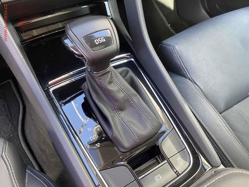 Škoda Karoq (2018) 1.0 TSi, Style, DSG, LED - fotka 16 z 20
