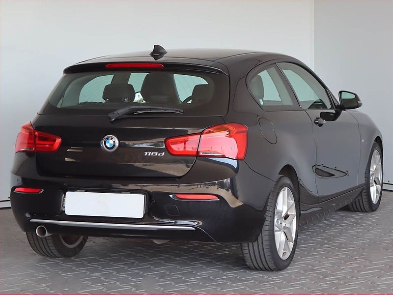 BMW Řada 1 (2016) Urban Line 118d, Automat - fotka 5 z 23