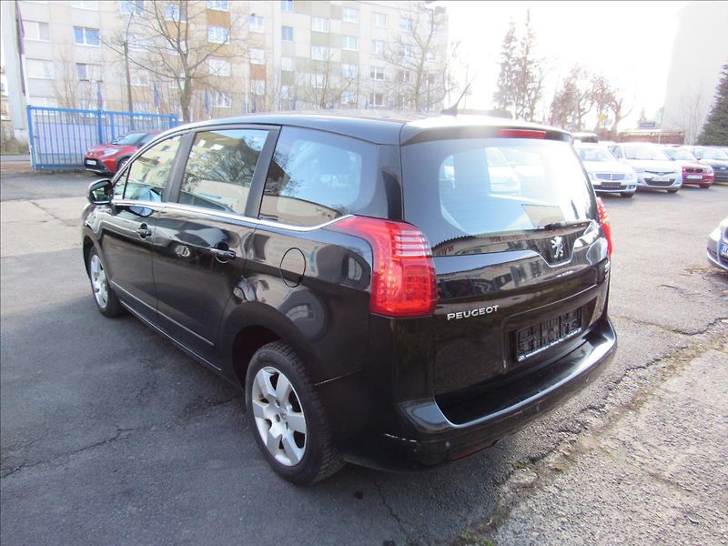 Peugeot 5008 2,0 HDi 110kW - fotka 6 z 23