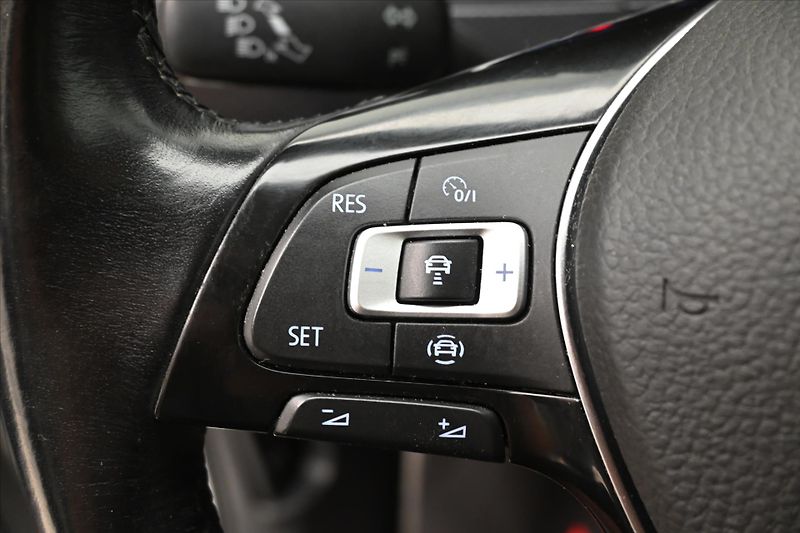 Volkswagen Touran 2,0 TDI 110kWTAŽNÉ LED Záruka - fotka 23 z 31