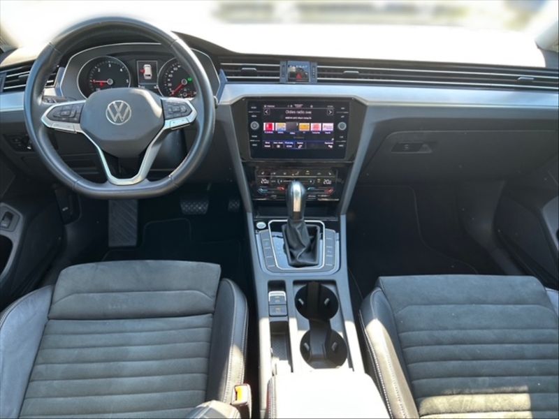 Volkswagen Passat 2,0 TDI Elegance DSG - fotka 9 z 11