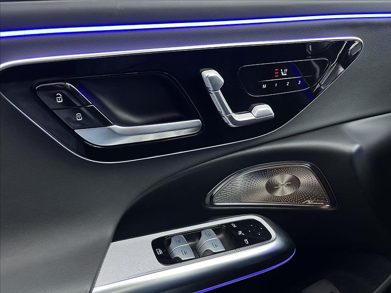 Mercedes-Benz Třídy E 300 de 4MATIC kombi s hybridní - fotka 12 z 22