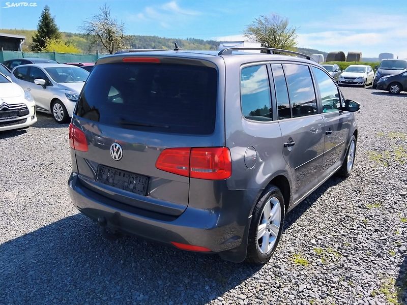 Volkswagen Touran (2011) - fotka 7 z 27