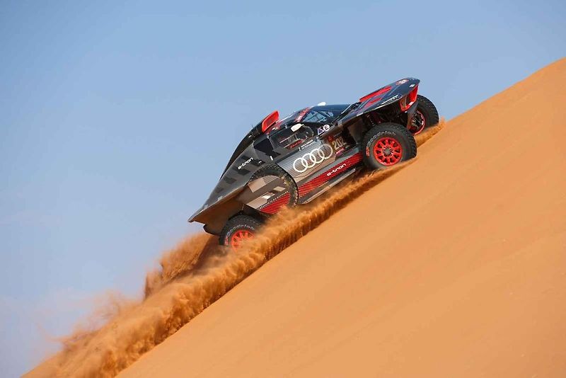 Účastníci Rallye Dakar zdolávají obrovské duny
