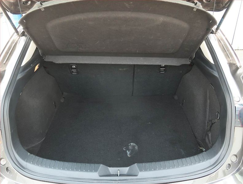 Mazda 3 (2015) 1.5 Skyactiv-G, Xenony - fotka 13 z 18