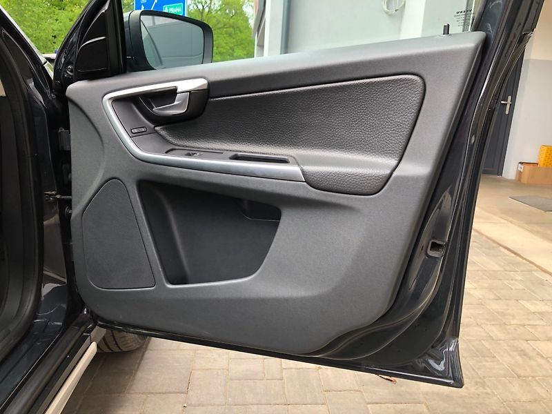 Volvo XC60 (2010) 2.4 D5 AWD - fotka 14 z 33