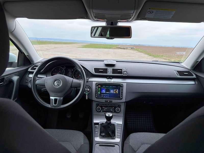 Volkswagen Passat (2012) 2.0 /103kW - fotka 14 z 15