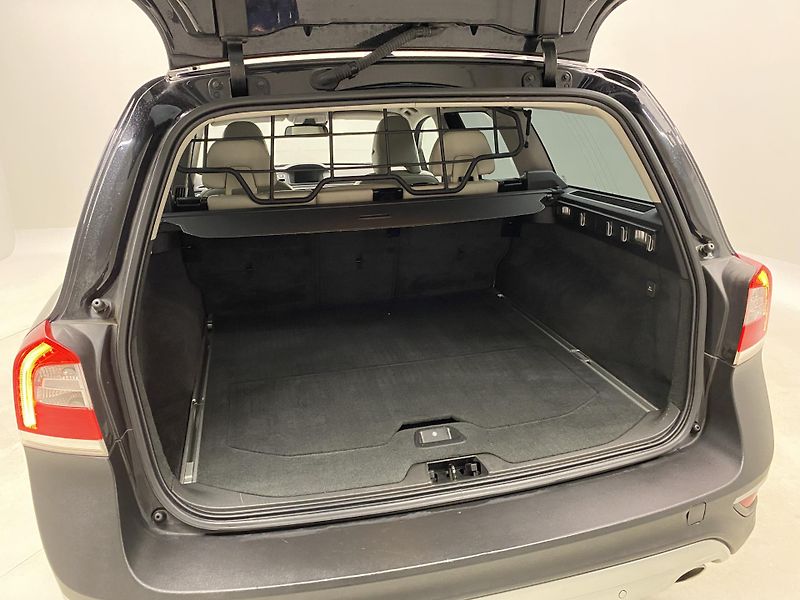 Volvo XC70 D5 AWD MOMENTUM CZ AUT - fotka 4 z 47