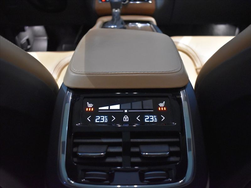 Volvo XC90 2,0 D5 AWD INS, Bowers,vzduch, - fotka 16 z 31