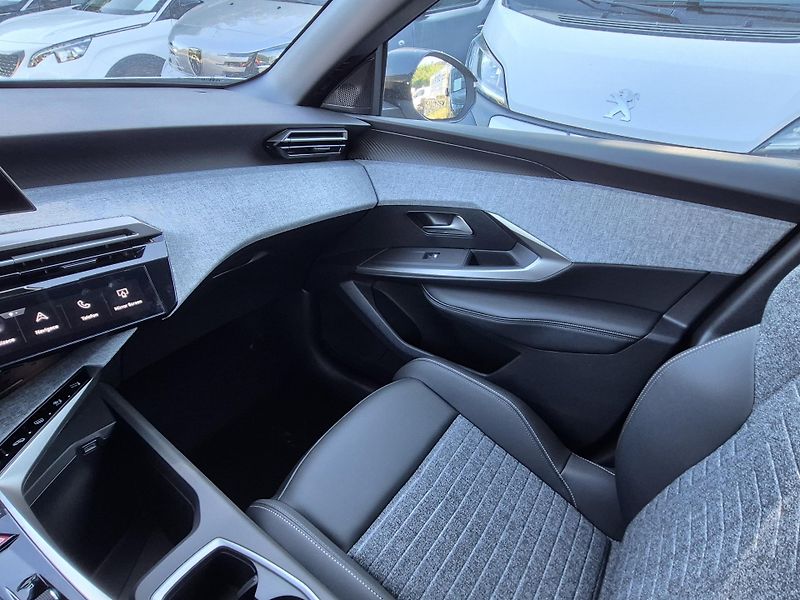 Peugeot 5008 (2026) BUSINESS Hybrid 145 e-DCS6 - fotka 23 z 25