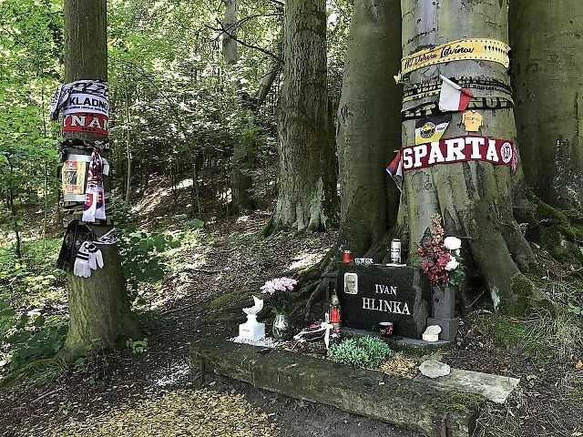 Místo nedaleko Karlových Varů, kde 16. srpna 2004 při dopravní nehodě zemřel hokejový trenér Ivan Hlinka.