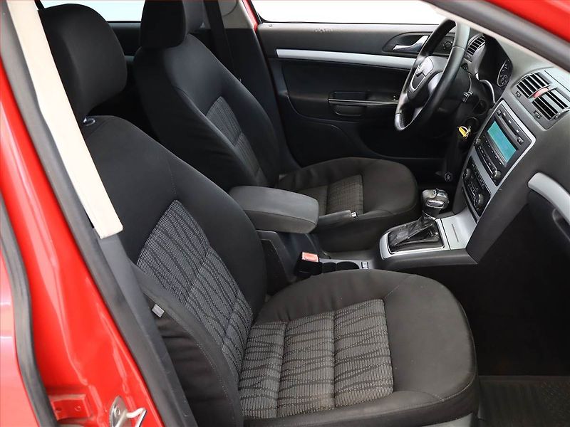 Škoda Octavia (2009) Elegance 1.9 TDI DPF, Automat - fotka 7 z 10