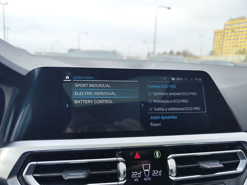 BMW Řada 3 330e 2.0/215kW Sportline PHEV - fotka 26 z 38