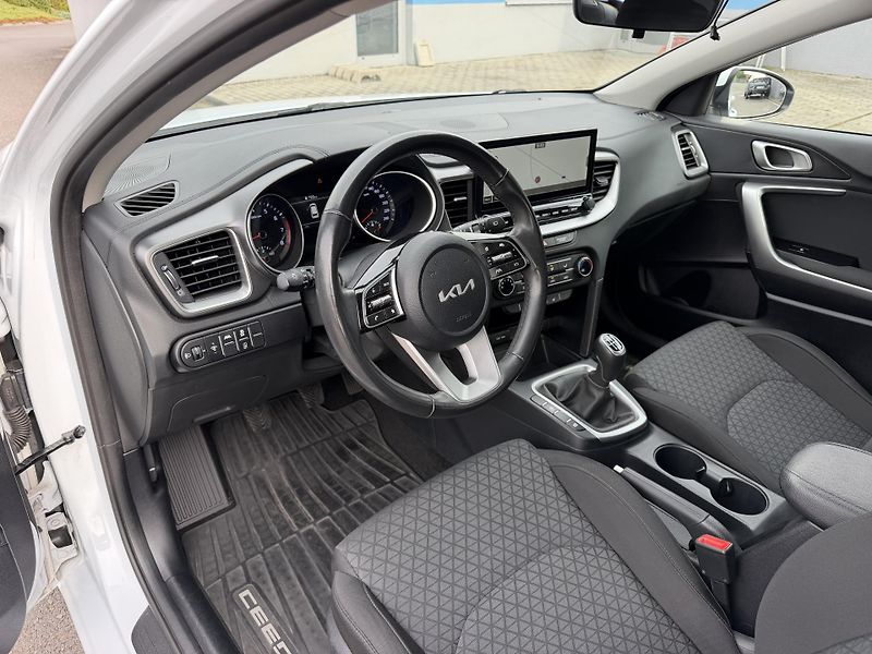 Kia Ceed Kombi 1,5i 103kW  - fotka 13 z 21