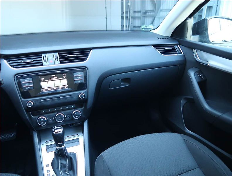 Citroën C4 Picasso (2016) 1.6 BlueHDi, 7 míst, Navi - fotka 8 z 24