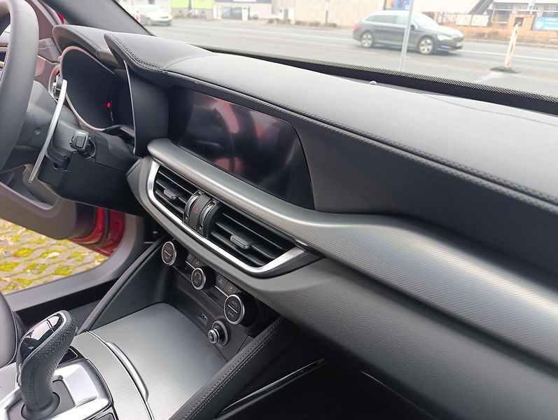 Alfa Romeo Stelvio Veloce 2,0 Turbo 280k AWD - fotka 31 z 32