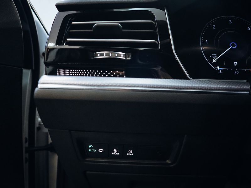 Volkswagen Touareg 3.0TDI V6 R-line 210 kW - fotka 12 z 31