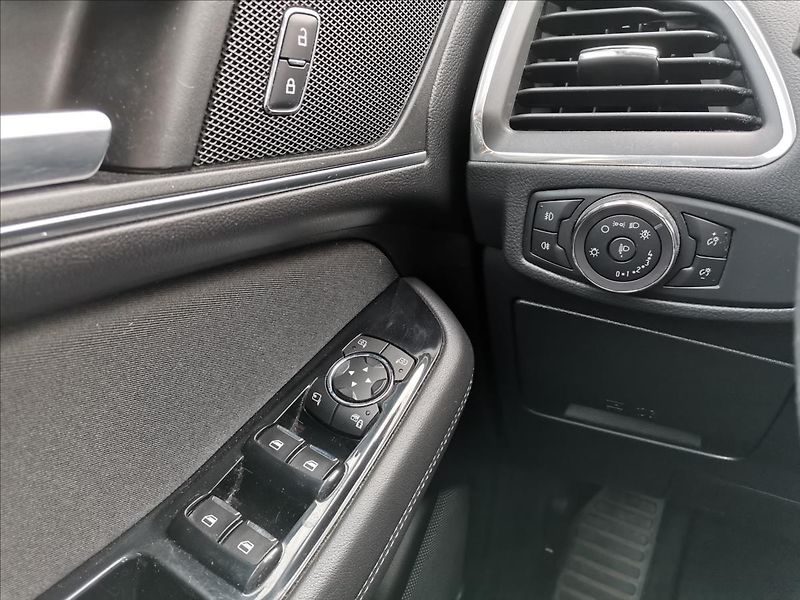 Ford S-MAX 2,0 TDCi 132kW Titanium 7-míst - fotka 13 z 18