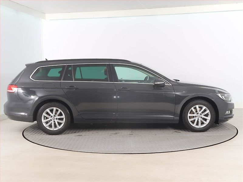 Volkswagen Passat (2015) 1.6 TDI, Navi, Tempomat - fotka 6 z 17