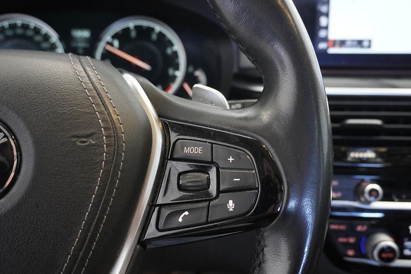 BMW Řada 5 3,0 XDRIVE AUT. - fotka 20 z 32