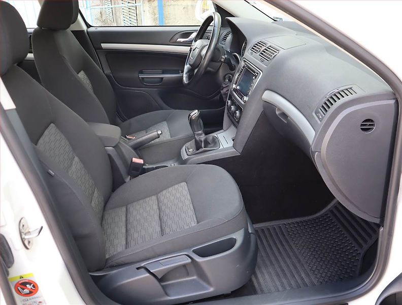 Škoda Octavia (2012) 1.6 TDI, Serv.kniha, Navi - fotka 9 z 15