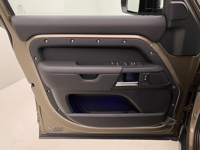 Land Rover Defender D300 X-DYNAMIC HSE AWD AUT CZ - fotka 7 z 53