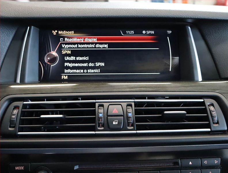 BMW Řada 5 (2015) Luxury Line 530d xDrive, 4X4 - fotka 21 z 32